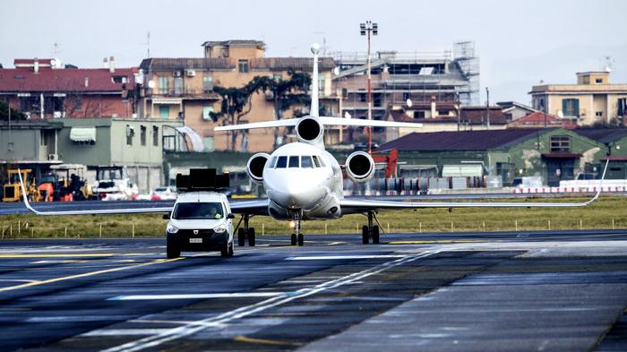 Atterraggio d’emergenza per il ministro della difesa Guido Crosetto a Ciampino