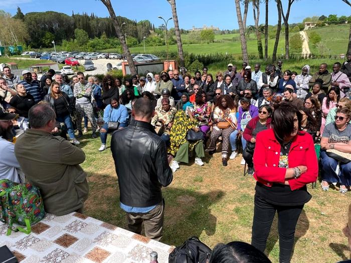 L'assemblea dei lavoratori dello stabilimento Amadori di Monteriggioni (Foto da Cgil Siena)