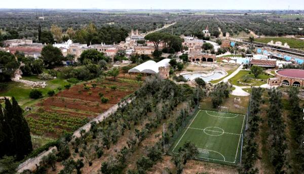 Gli olivi, il campo da calcio e la veduta dall'alto del terreno e della casa, foto da Gente-2