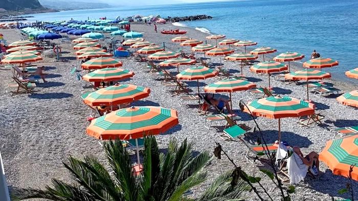 Bambino in terapia intensiva dopo incidente al cancello di uno stabilimento balneare