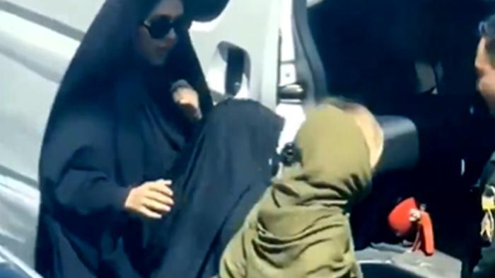 Repressione dell’hijab in Iran: giovane donna trascinata a forza in un furgone