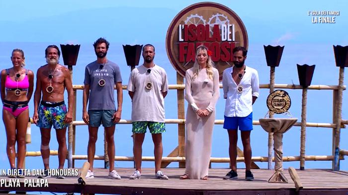 Emozionante eliminazione e sorpresa familiare all’Isola dei Famosi