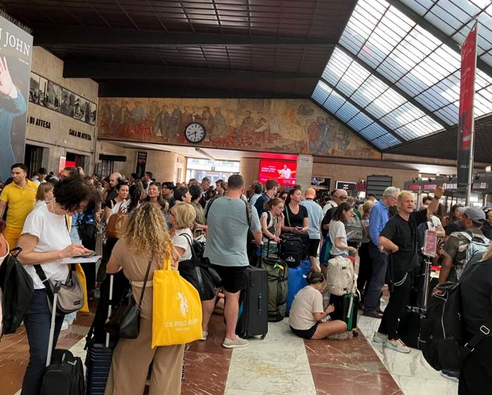 I passeggeri bloccati alla stazione. Foto FirenzeToday