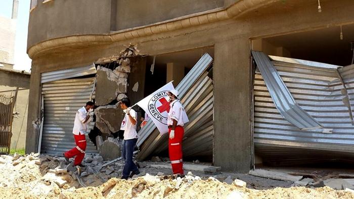 Bombardamento vicino alla sede della Croce Rossa nella Striscia di Gaza