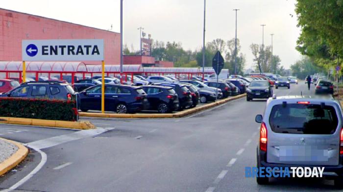 Il parcheggio di fronte al supermercato Rossetto a Rezzato