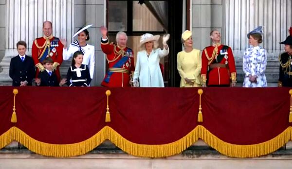 Il saluto dal balcone di Buckingham Palace-2