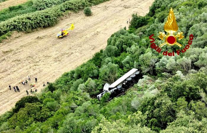 Il tir precipitato dal cavalcavia, foto vigili del fuoco