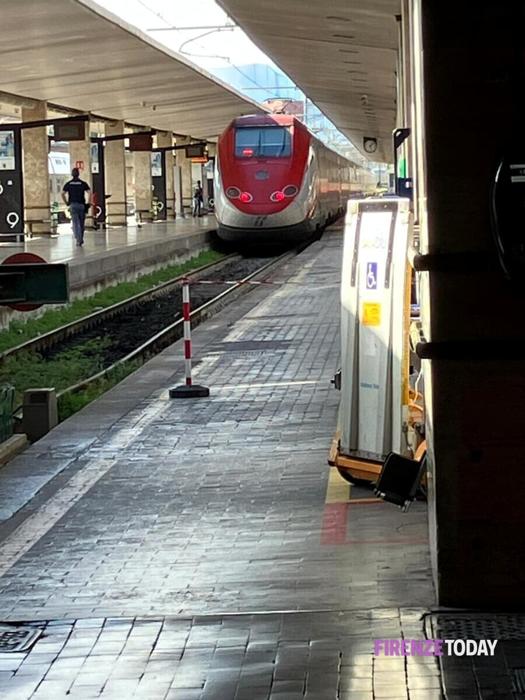 Il treno fermo a Santa Maria Novella