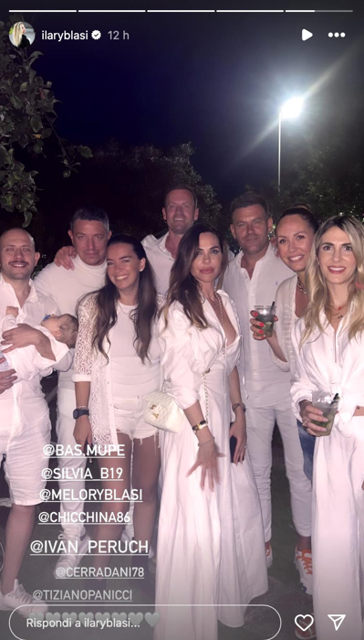 Ilary Blasi, la festa in piscina