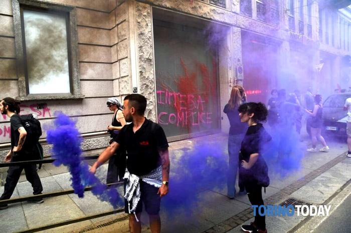 Foto della filiale di Torino di Banca Intesa imbrattata dagli attivisti pro Palestina durante il corteo