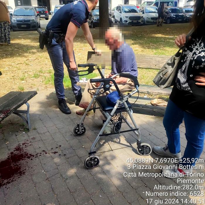 L'anziano pestato in piazza Bottesini a Torino