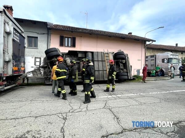 L'intervento dei vigili del fuoco dopo l'incidente a Pancalieri