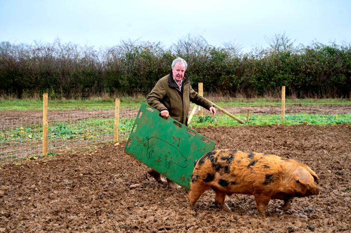 La fattoria di Clarkson 3 - Jeremy alle prese con un maiale