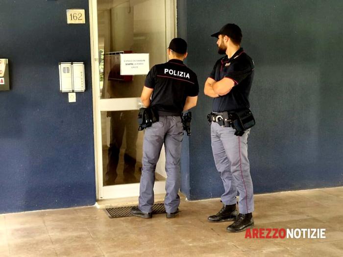 La polizia sul posto, in viale Giotto ad Arezzo