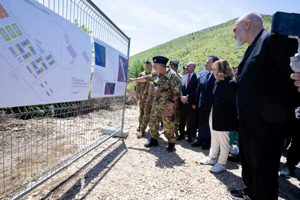 La visita presso la Base aeronautica di Gjader Foto Chigi