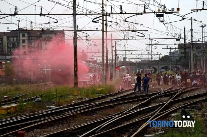 La stazione di Porta Nuova a Torino occupata dai manifestanti pro Palestina