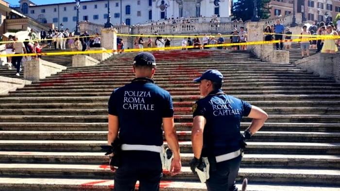 Blitz contro i femminicidi a Trinità dei Monti: l’azione del movimento ‘Bruciamo tutto’