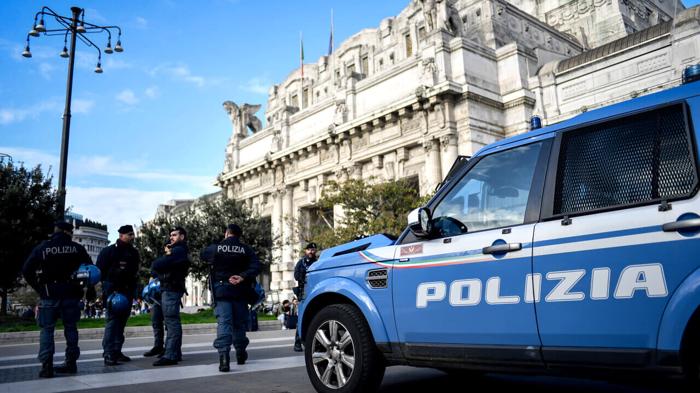 Arrestato a Milano uomo con accetta: resistenza e violenza