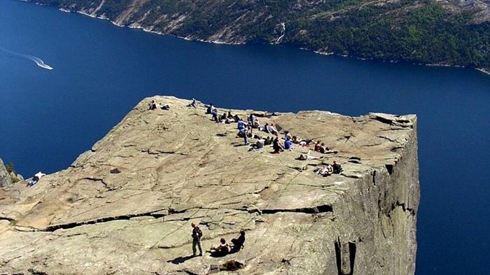 Tragedia a Preikestolen: Turista Muore Cadendo dal Pulpito di Roccia in Norvegia