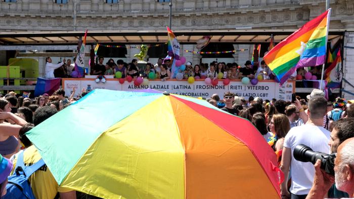 Proposta di multa per discriminazione Lgbtqia+ a Roma