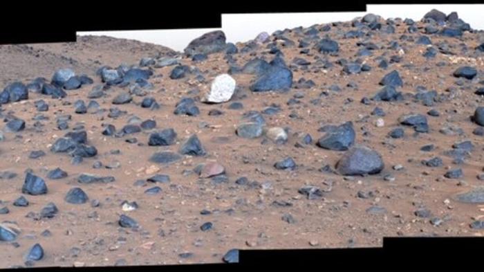 Roccia bianca e scintillante su Marte: mistero svelato dal rover Perseverance