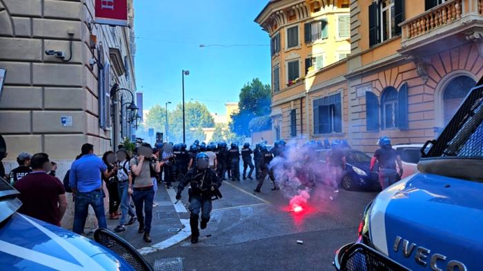 Scontri tra studenti e polizia a Roma durante corteo contro il governo