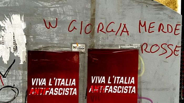 Vandalismo politico a Milano: cancellata la parola ‘anti’