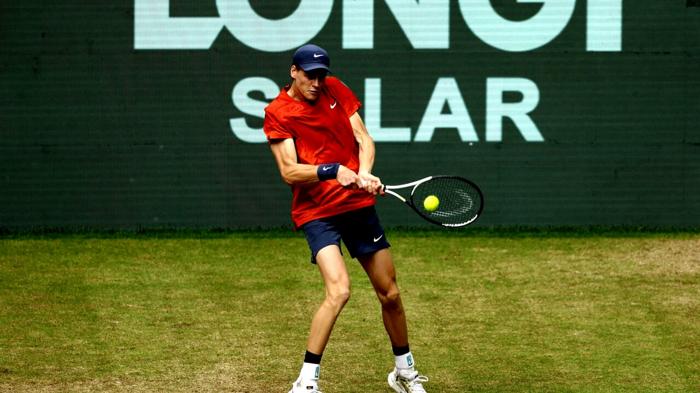 Jannik Sinner trionfa a Halle raggiungendo la semifinale