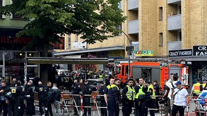 Uomo armato di ascia e molotov davanti allo stadio durante Polonia-Olanda