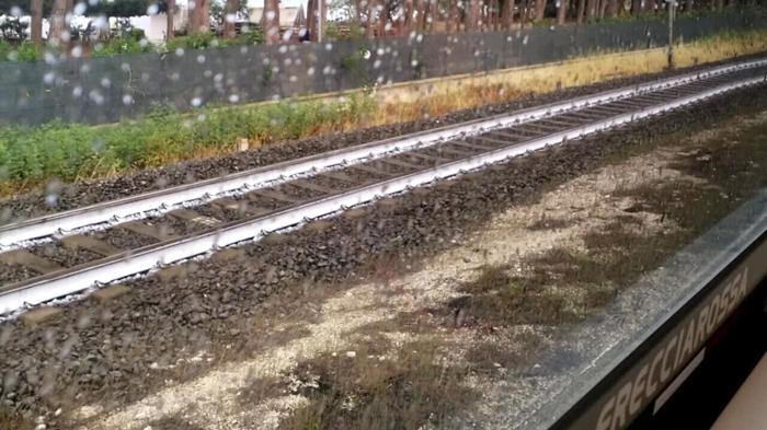 Uno scatto dal treno fermo ieri poco dopo la tragedia (foto da IlPescara)