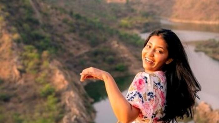 Tragedia alla cascata di Kumbhe: morte di una travel influencer durante un reel su Instagram