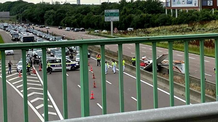 Tragedia a Parigi: aereo precipita sull’autostrada A4