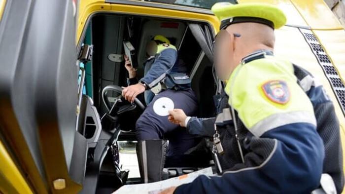 Camionista sorpreso a guidare per 17 ore di fila con doppia carta tachigrafica