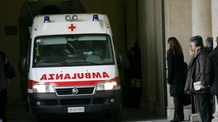 Incidente mortale a Roma: uomo investito da un’auto alla fermata dell’autobus