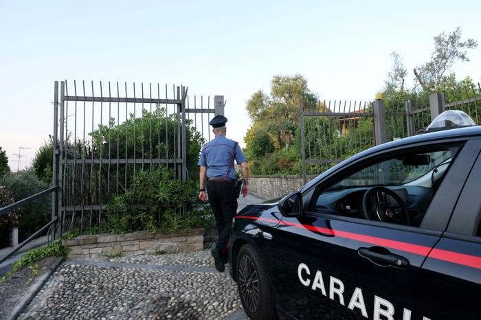 Carabinieri fuori dalla villa di Bozzoli sul Garda (LaPresse)