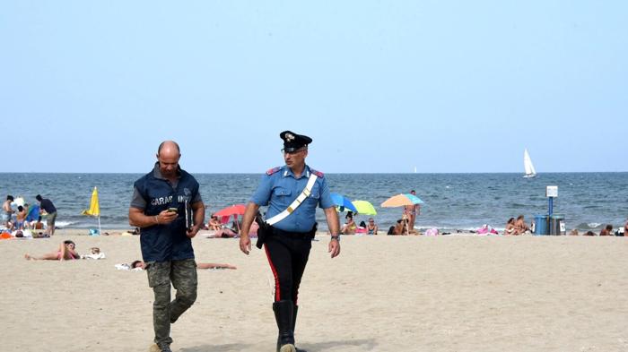 Scandalo a Calambrone: Uomo si spoglia in spiaggia