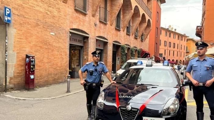 Violenza e tragedia a Bologna: donna precipita per sfuggire agli aggressori