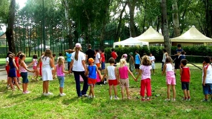 Incursione notturna nel campus estivo: terrore tra i bambini