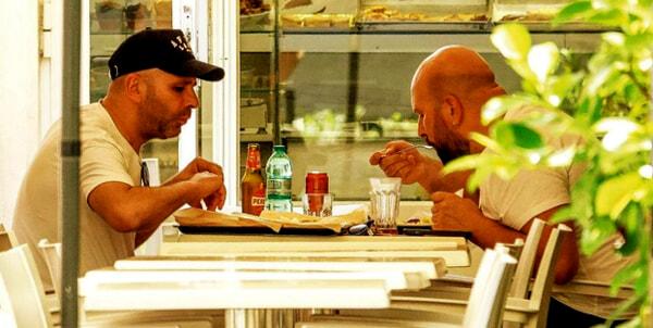 Checco Zalone e il fratello a pranzo fuori, foto da Chi-2