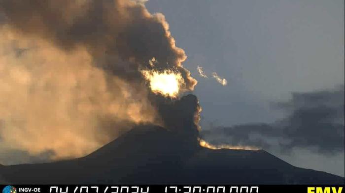 Etna e Stromboli in eruzione: allerta rossa e chiusura spazio aereo