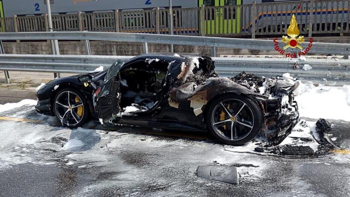 Incendio Ferrari 296 Gts a Mestre: Spettacolo e Rischi delle Auto Sportive