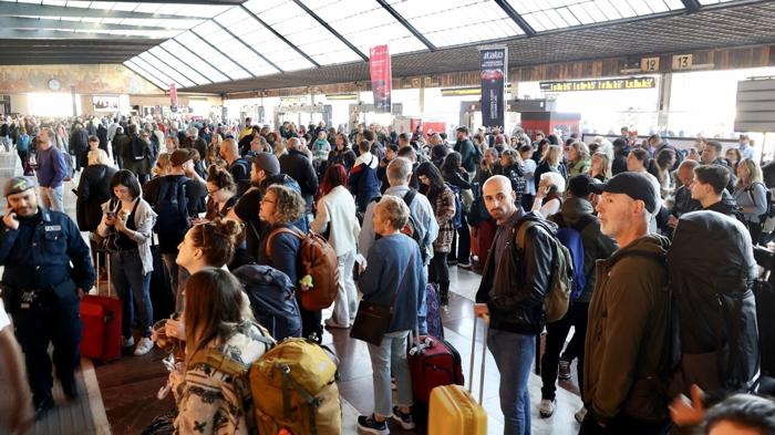 Caos a Firenze: Passeggiata sui Binari Ferma i Treni