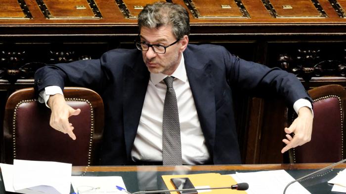 Giorgetti affronta le sfide economiche: pensioni, cuneo fiscale e difesa