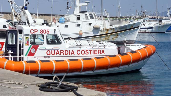 Mistero nel mare di Vulcano: il cadavere di un uomo recuperato dalla guardia costiera