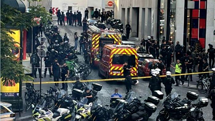 Aggressione con coltello a Parigi: poliziotto ferito a rue Vernet