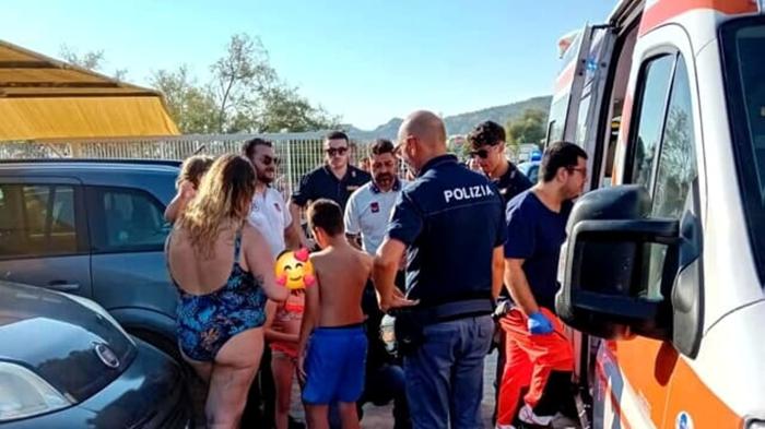 Bambina salvata sulla spiaggia di Gallipoli