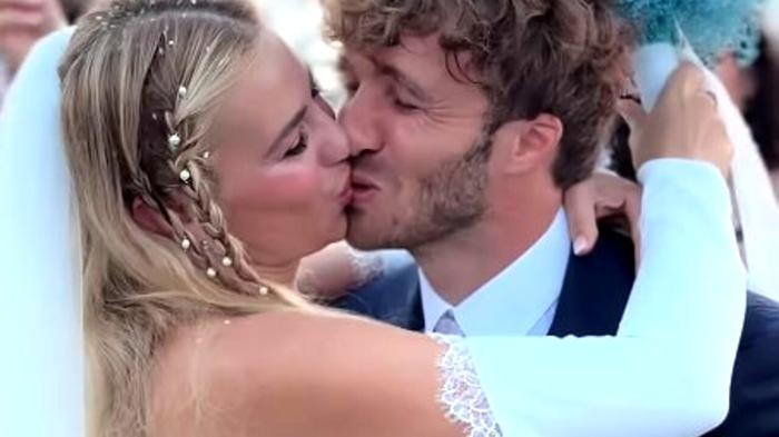 Matrimonio da sogno a Forte dei Marmi: Clizia Incorvaia e Paolo Ciavarro si uniscono in matrimonio sulla spiaggia