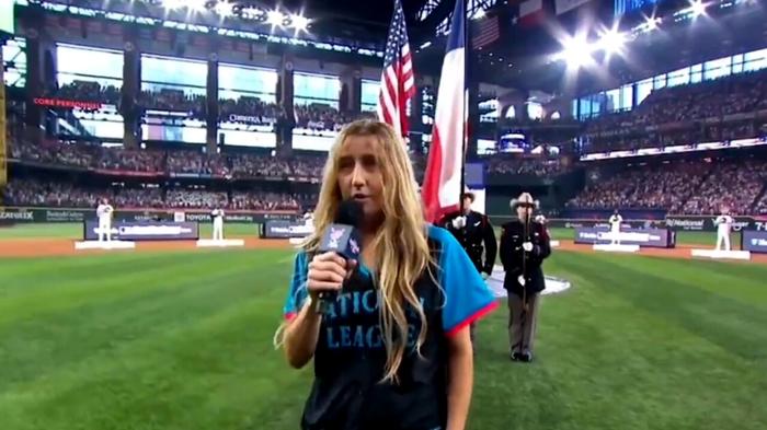 Il disastroso Home Run Derby di Ingrid Andress: la cantante si scusa per l’esibizione ubriaca