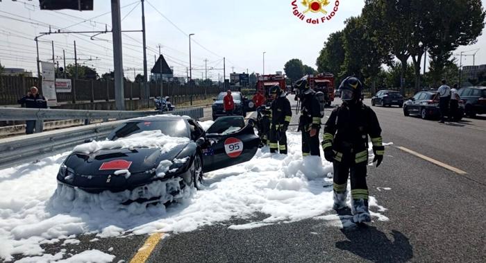 L'auto in fiamme