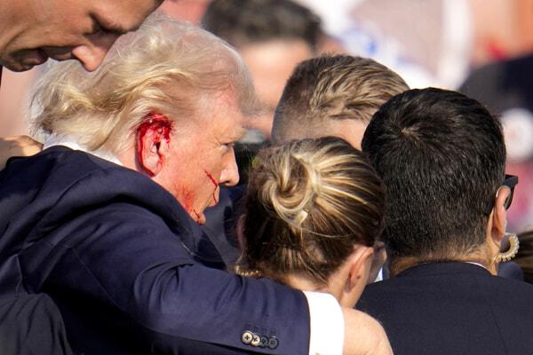 L'orecchio di Trump sanguinante dopo l'attentato. Foto Ap via LaPresse